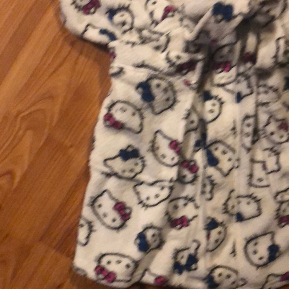 ❣︎Hello Kitty❣︎ Bathrobe - Picture 5 of 8